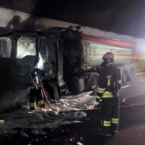 Camion in fiamme sulla A12 Genova-Sestri: chiuso il tratto tra il bivio con la A7 e Genova Est