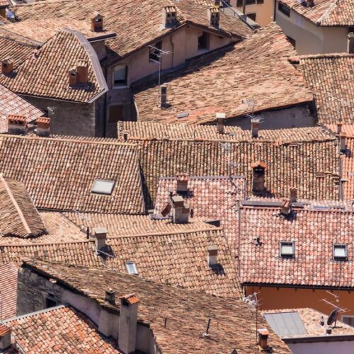 Casale Monferrato, doppio intervento della Polizia Locale: liberato un alloggio occupato e sgomberato edificio inagibile