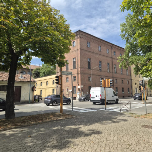 Casale Monferrato, cambia il semaforo tra via Cavour e viale Bistolfi: attraversamento pedonale solo a chiamata