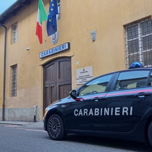 Incrocia la ex in strada e la minaccia di morte. Poi il pugno al nuovo compagno