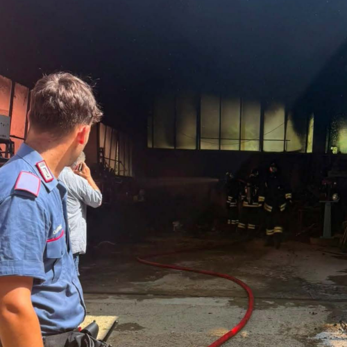 Incendio in capanno con bombole e carburante: Carabinieri salvano anziana e scongiurano tragedia