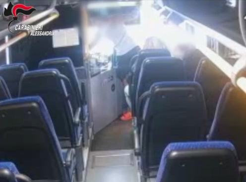 Sul bus senza biglietto poi aggrediscono il conducente: Carabinieri risalgono ai due giovani autori