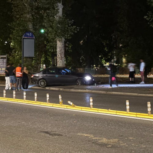 Auto fuori strada abbatte i cartelloni davanti alla stazione di Alessandria