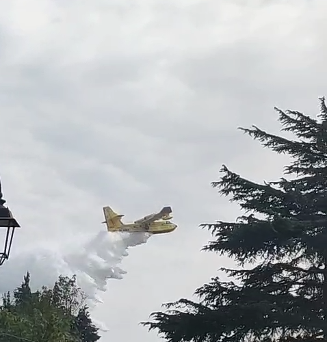 Mornese, in azione i canadair. Fuoco vicino alla panchina gigante