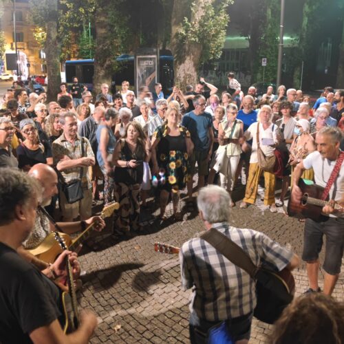 Canzoni per un amico, flashmob ad Alessandria per Guccini: “Ci ha fatto riflettere su cose vere”