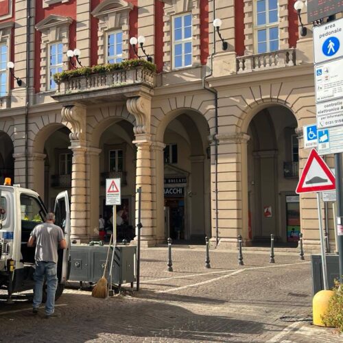 Rimossa la fioriera a barriere mobili in piazza Libertà: regolerà il traffico davanti alla scuola De Amicis