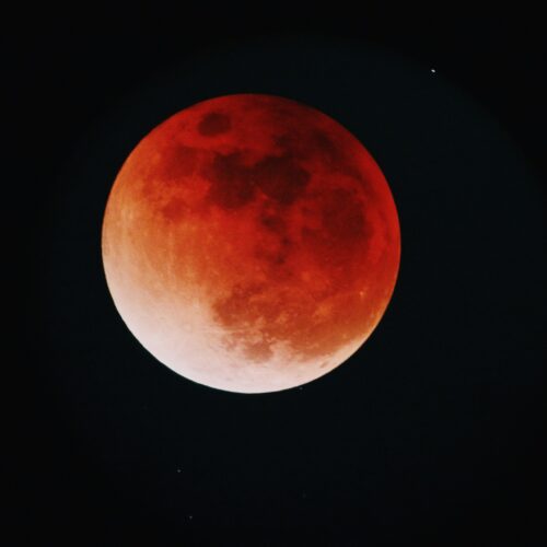 Eclissi lunare di venerdì mattina: quando e come osservare il fenomeno