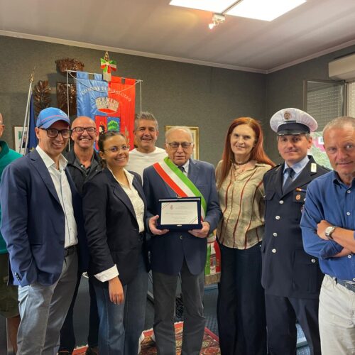 I dipendenti del Comune di Basaluzzo festeggiano Gianfranco Ludovici, il sindaco in carica più longevo d’Italia