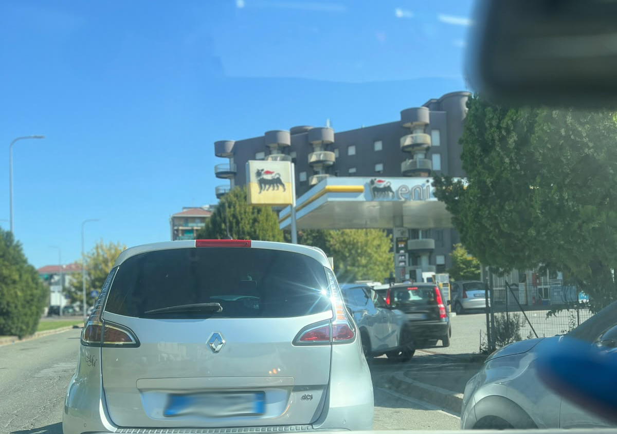 Tetto a benzina e diesel Eni. Code dai distributori e casi di ...