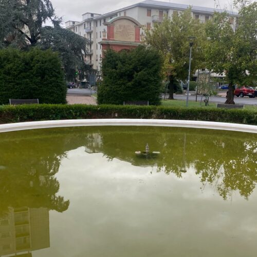 Acqua verde in due fontane di piazza Matteotti ad Alessandria: l’intervento di Sogeri