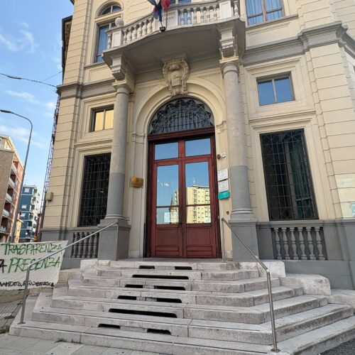 I lavori al tetto del Liceo Eco e la paura dell’amianto. Protesta degli studenti dell’Eco