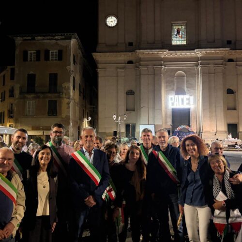 Ovada ha camminato per la pace: fiaccolata nel centro cittadino