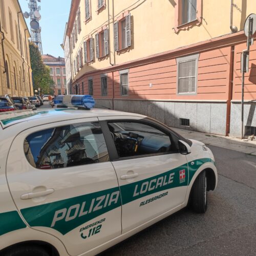 Strade scolastiche: ad Alessandria i genitori dei bimbi della De Amicis aspettano la fioriera anti-auto