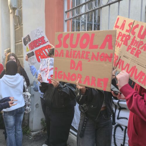 Protesta degli studenti davanti alla succursale dell’Eco per una scuola “sicura”
