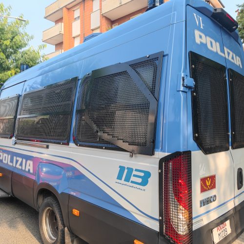 Tensioni a Novi Ligure: bloccati circa trenta ragazzi per l’identificazione