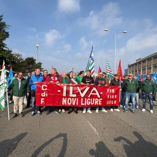 Anche Novi si muove per l’ex Ilva: partito il corteo di protesta dei lavoratori