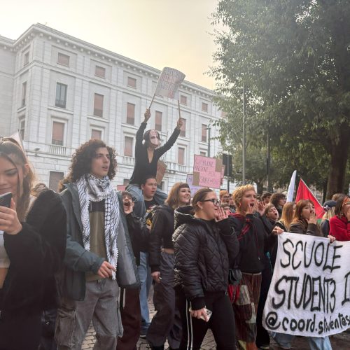 Circa 200 studenti in corteo ad Alessandria per chiedere soldi alle scuole e non alle guerre