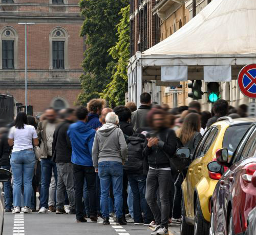 Lunghissima coda davanti alla Questura: un problema tecnico fa arrivare oltre 600 persone nello stesso giorno