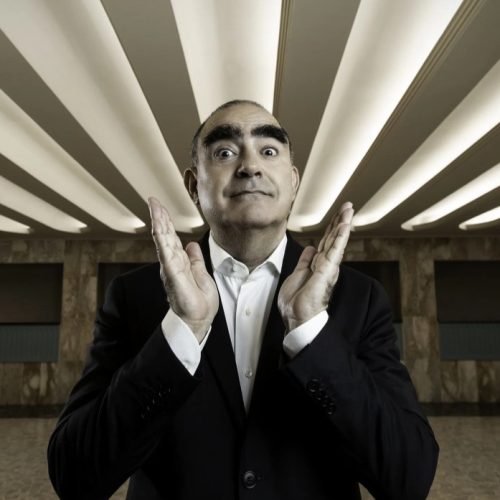 Elio abbraccia tristezza. Stasera lo spettacolo che commuove in un mondo che fa ridere
