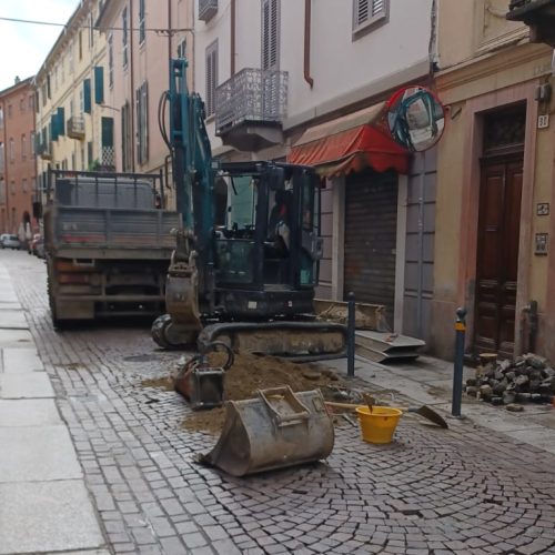 Guasto idrico in un condominio in via Vochieri: strada riaperta